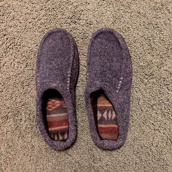 Size 8-9 Fuzzy Slate Blue Slippers Backless - Picture 1 of 5